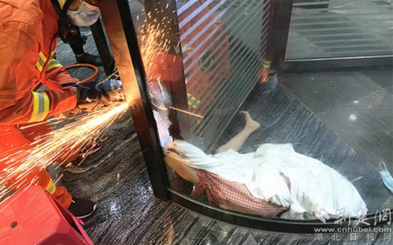 又見旋轉門夾人消防拆門解圍，論述安全使用旋轉門與責任險重要性