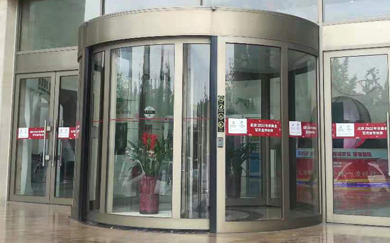 旋轉門為什么要貼安全提示標示？怎么貼？